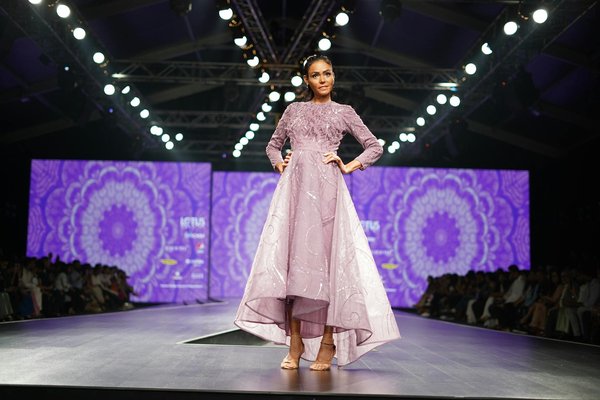 Robe droite femme : le chic intemporel pour toutes les occasions